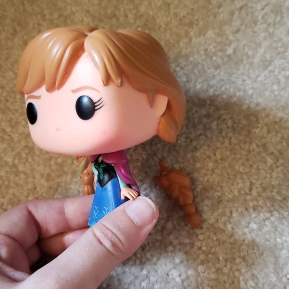 Elsa and Anna Funkos - Picture 4 of 5